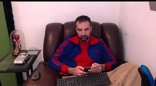 Snapshot of Leo_1617 chatting on January 26, 2025, 4:30 pm Leo 1617 online show from January 26, 2025, 4:30 pm