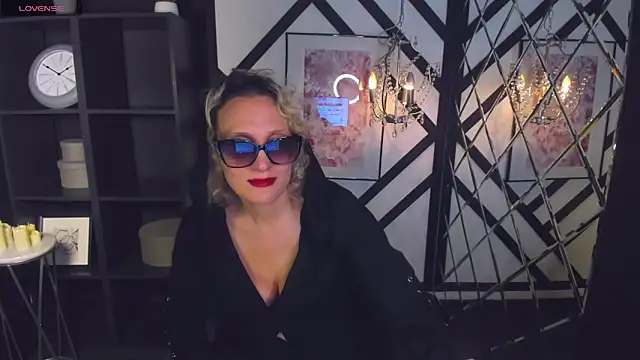 Snapshot of Queen_Anna_ chatting on January 14, 2025, 8:04 pm Queen Anna online show from January 14, 2025, 8:04 pm