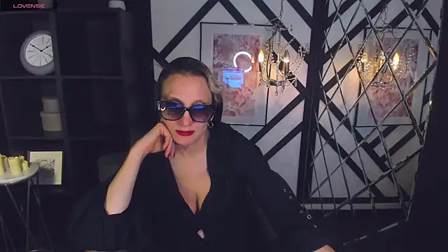 Snapshot of Queen_Anna_ chatting on January 15, 2025, 2:06 am Queen Anna online show from January 15, 2025, 2:06 am