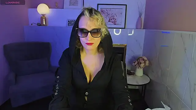 Snapshot of Queen_Anna_ chatting on January 23, 2025, 1:45 pm Queen Anna online show from January 23, 2025, 1:45 pm