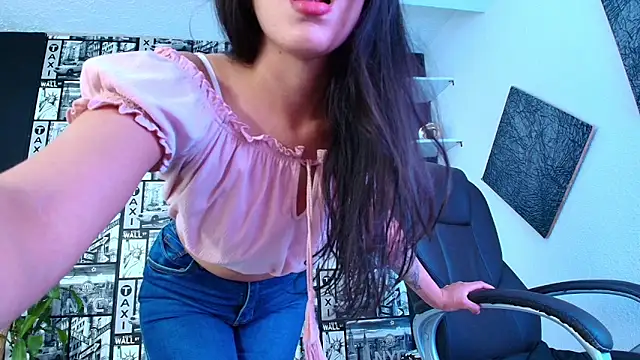 EmiGomez  online show from December 3, 2025, 2:04 pm