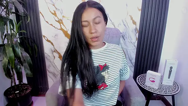 EmiGomez  online show from May 27, 2026, 1:41 pm
