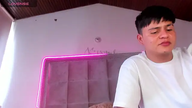 Snapshot of Melody_Ds chatting on December 17, 2024, 4:32 pm Melody Ds online show from December 17, 2024, 4:32 pm