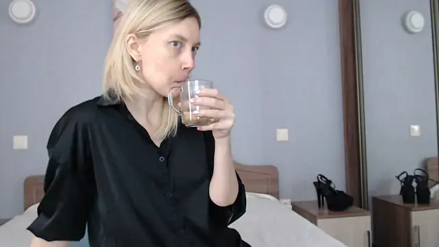 Snapshot of AvelinaLeoni chatting on February 13, 2025, 7:13 am AvelinaLeoni online show from February 13, 2025, 7:13 am