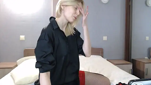 Snapshot of AvelinaLeoni chatting on March 5, 2025, 6:01 am AvelinaLeoni online show from March 5, 2025, 6:01 am