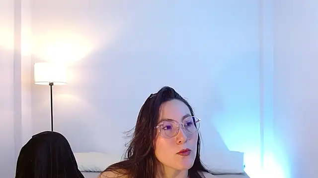 Elle Lee  online show from July 22, 2026, 4:10 pm