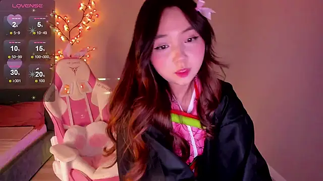 Snapshot of Fluffy_Rose chatting on October 31, 2025, 5:58 pm Fluffy Rose online show from October 31, 2025, 5:58 pm