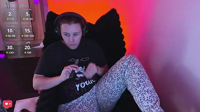 bonnie moon  online show from March 3, 2026, 8:04 pm