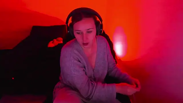 bonnie moon  online show from April 17, 2026, 9:29 pm