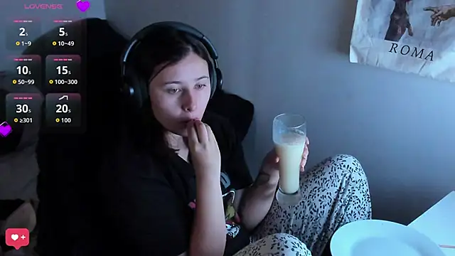 bonnie moon  online show from June 5, 2026, 5:18 pm