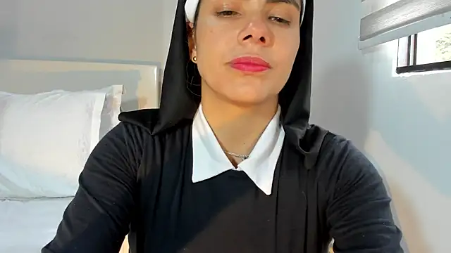 ClaraMariaMon online show from June 5, 2026, 7:19 pm