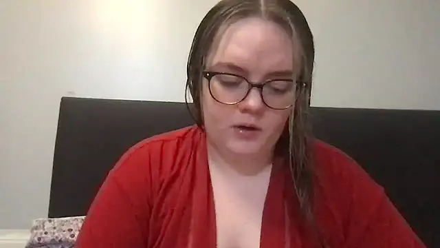 honeyyy24 online show from April 16, 2026, 8:42 pm