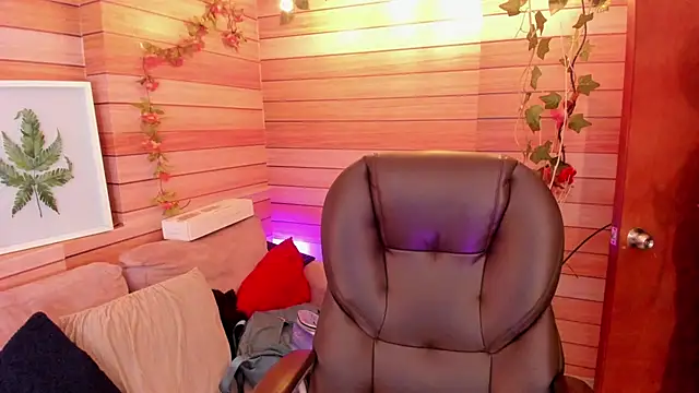 marien thomson  online show from March 22, 2025, 10:26 pm