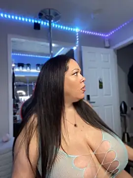curvyfunlover online show from June 13, 2026, 9:51 am