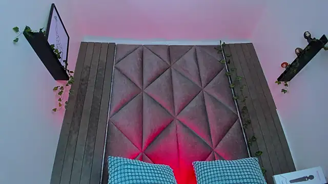 BriaConner  online show from March 18, 2026, 4:04 am