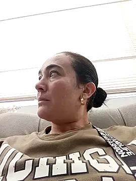 skayhot  online show from March 5, 2025, 4:24 pm