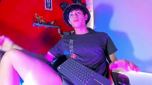 LilOwen  online show from November 22, 2025, 7:13 pm