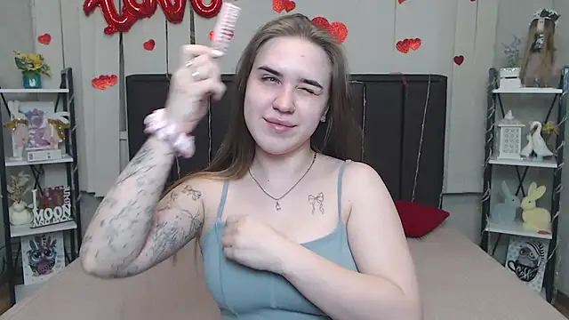 LauraHlot online show from April 1, 2026, 5:52 am