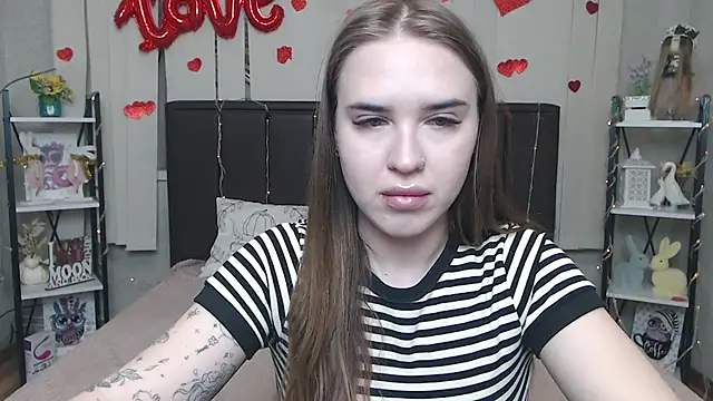 LauraHlot online show from April 7, 2026, 6:03 am