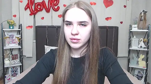 LauraHlot online show from April 8, 2026, 6:02 am