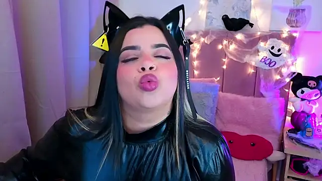 MiahJoness online show from October 31, 2025, 2:01 am