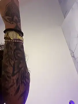 kiim taaylor online show from November 21, 2025, 7:45 pm