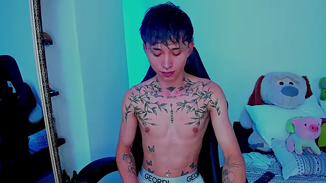 juniior 2311  online show from November 13, 2025, 7:02 pm