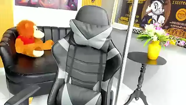 salvadorgomezx online show from December 17, 2024, 7:48 pm