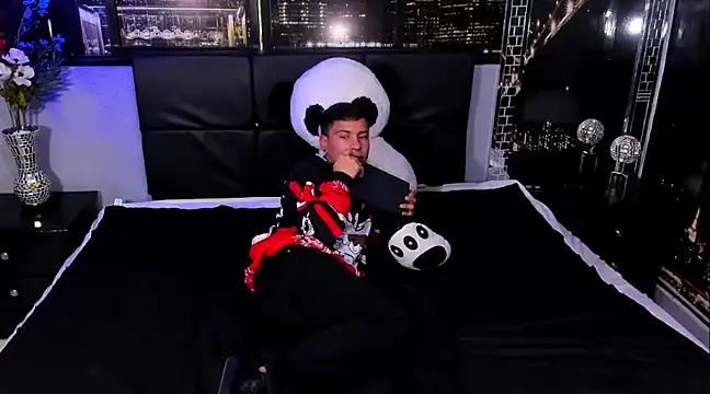 salvadorgomezx online show from December 28, 2024, 10:23 pm