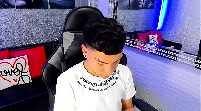 salvadorgomezx online show from January 3, 2025, 2:43 am