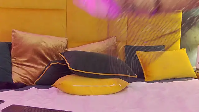 Snapshot of GiuliaHarvey chatting on February 26, 2025, 3:32 am GiuliaHarvey online show from February 26, 2025, 3:32 am