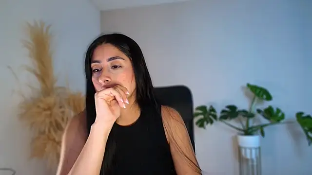 auroracaruso11 online show from April 16, 2026, 9:39 pm