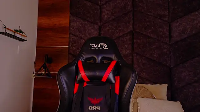 ParisFox  online show from February 20, 2026, 9:04 pm