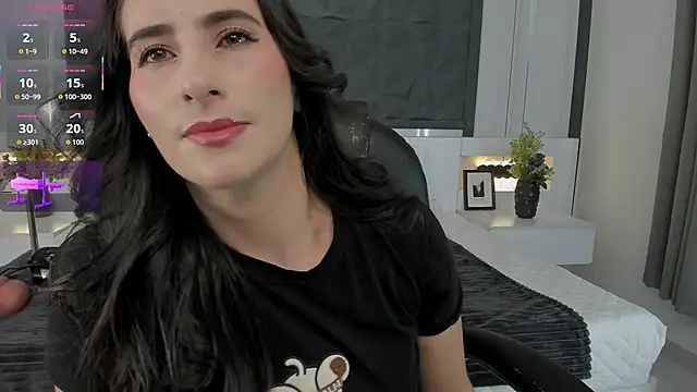 SaraGomez1 online show from April 3, 2026, 1:53 pm