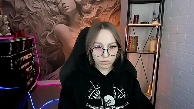 AphexQueen online show from February 2, 2025, 5:15 pm