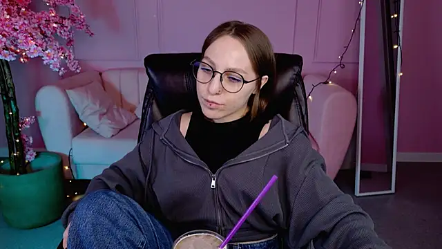 AphexQueen online show from February 28, 2025, 1:03 pm