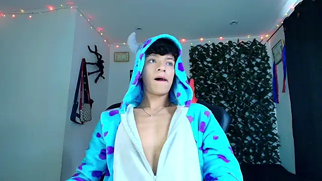 Snapshot of twink_sebas_ chatting on February 3, 2025, 4:10 pm twink sebas  online show from February 3, 2025, 4:10 pm