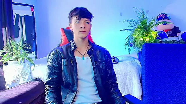 Snapshot of twink_sebas_ chatting on October 15, 2025, 2:28 pm twink sebas  online show from October 15, 2025, 2:28 pm