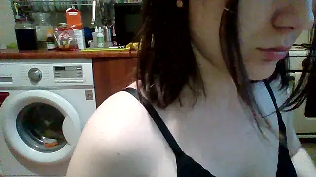 Snapshot of MikaKors chatting on February 13, 2025, 12:32 pm MikaKors online show from February 13, 2025, 12:32 pm