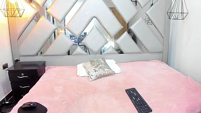 Snapshot of Nahomi-Hill chatting on December 19, 2025, 1:34 am Nahomi-Hill online show from December 19, 2025, 1:34 am