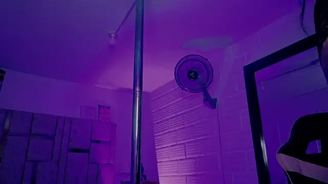 BonnieAnderson  online show from April 12, 2026, 11:32 pm