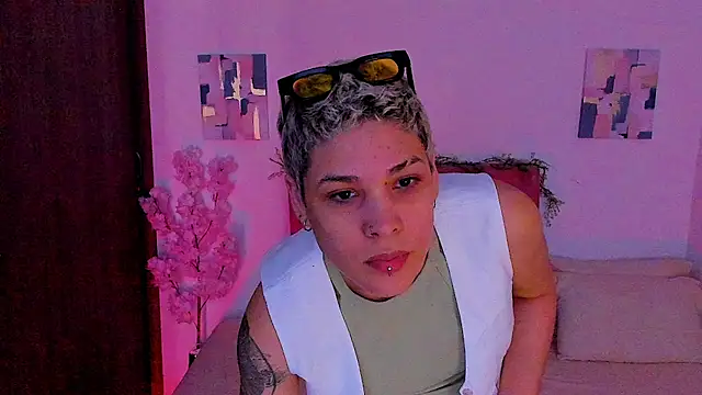 Snapshot of Charlee_pink chatting on October 24, 2025, 5:31 pm Charlee pink online show from October 24, 2025, 5:31 pm