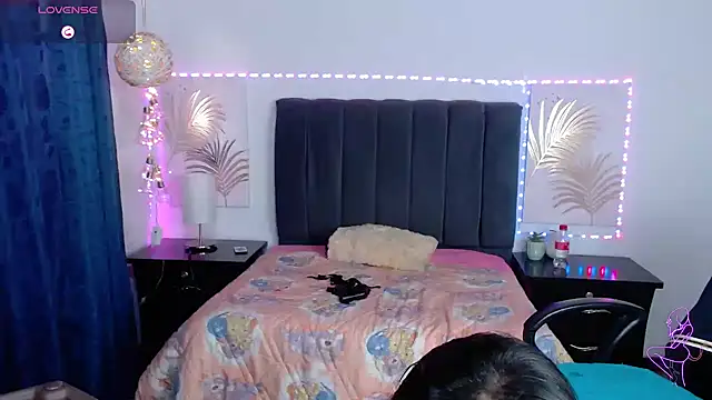 Julietacollins06 online show from February 4, 2025, 1:27 pm