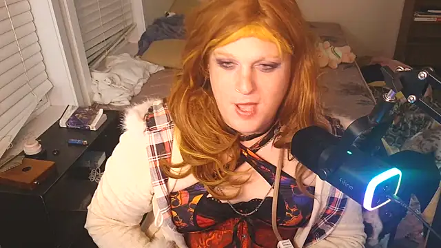 Snapshot of EmberLee chatting on October 4, 2025, 7:06 am EmberLee online show from October 4, 2025, 7:06 am