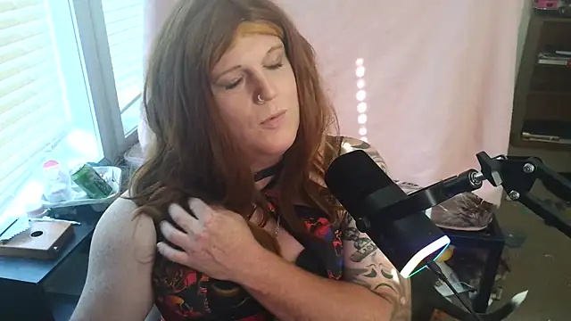 Snapshot of EmberLee chatting on October 5, 2025, 8:51 pm EmberLee online show from October 5, 2025, 8:51 pm