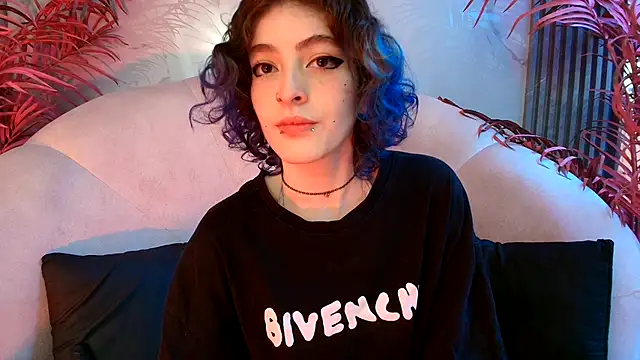 EvaHalsey online show from October 20, 2025, 7:36 pm