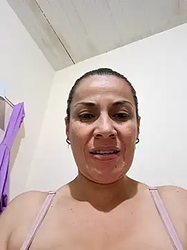 Snapshot of Zaralu_ chatting on February 6, 2025, 3:27 am Zaralu  online show from February 6, 2025, 3:27 am