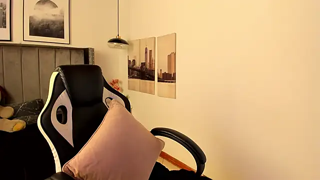 Alaia Cute online show from March 10, 2025, 3:01 am