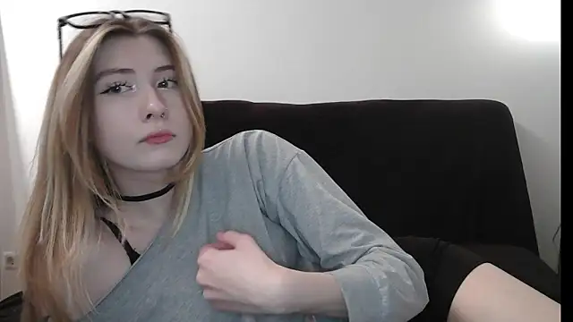 ErikaShyy online show from March 10, 2026, 12:21 pm