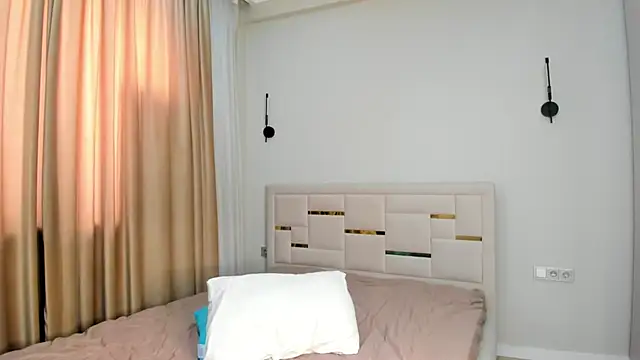 Snapshot of Lola_Peach chatting on February 15, 2026, 7:51 am Lola Peach online show from February 15, 2026, 7:51 am